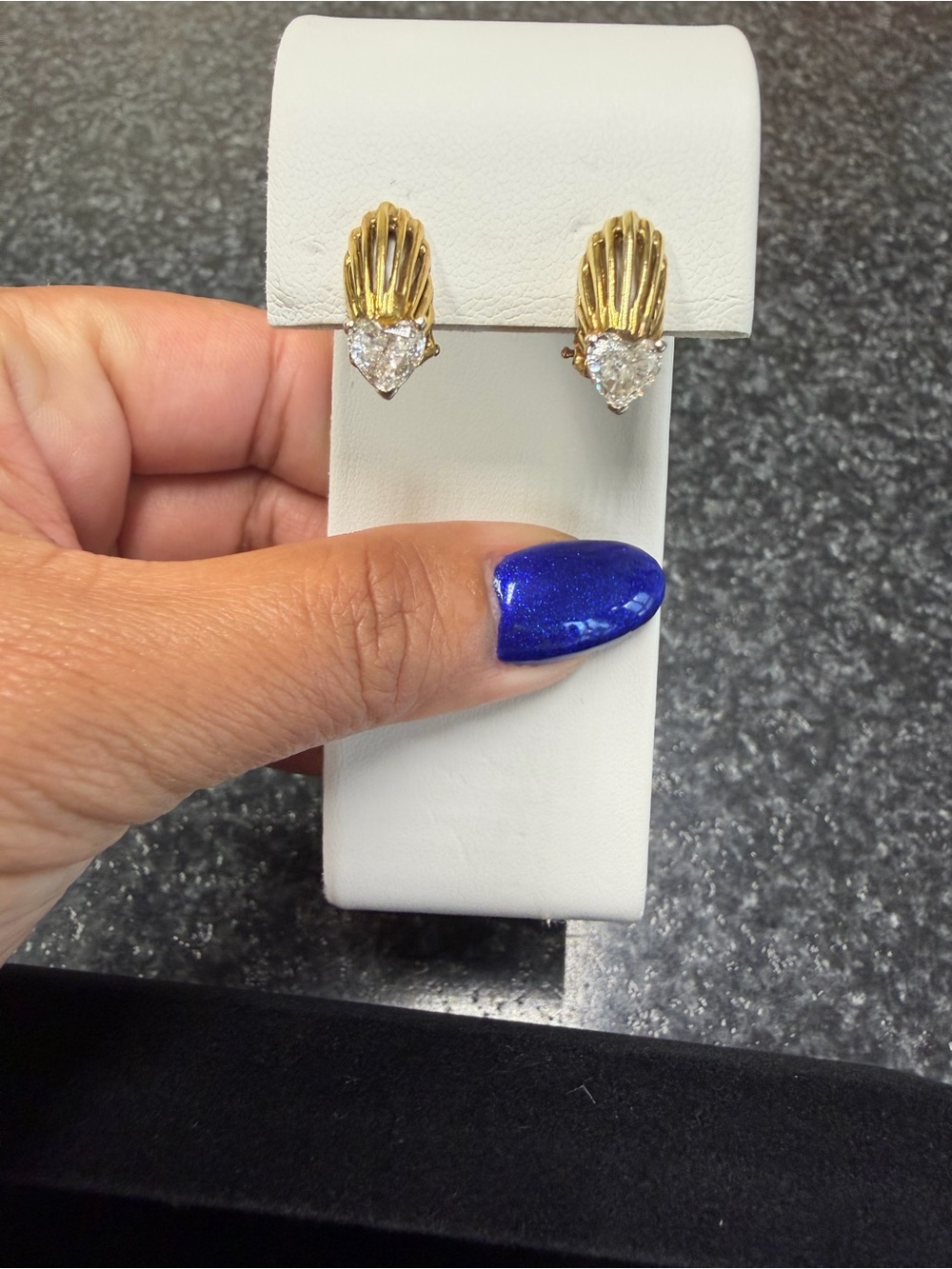 18k natural heart shape diamond earrings